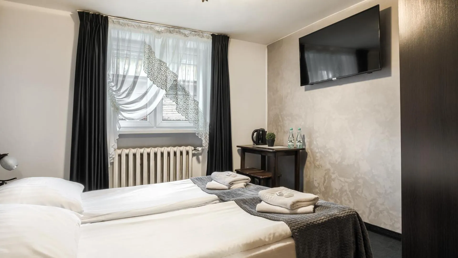 Willa Bialy Domek - 600M Krupowki Zakopane Bed & Breakfast